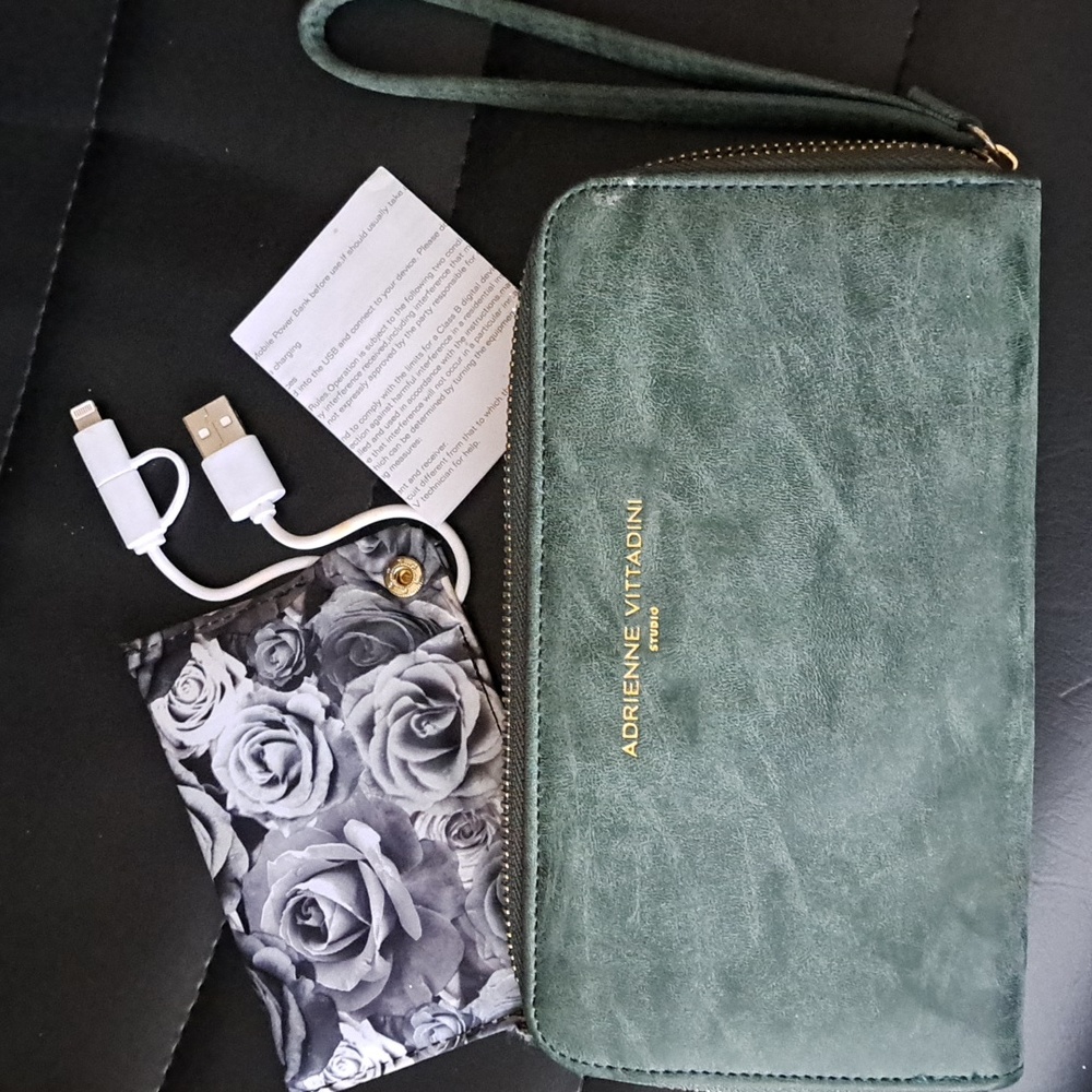 Nwt Wallet/Charger